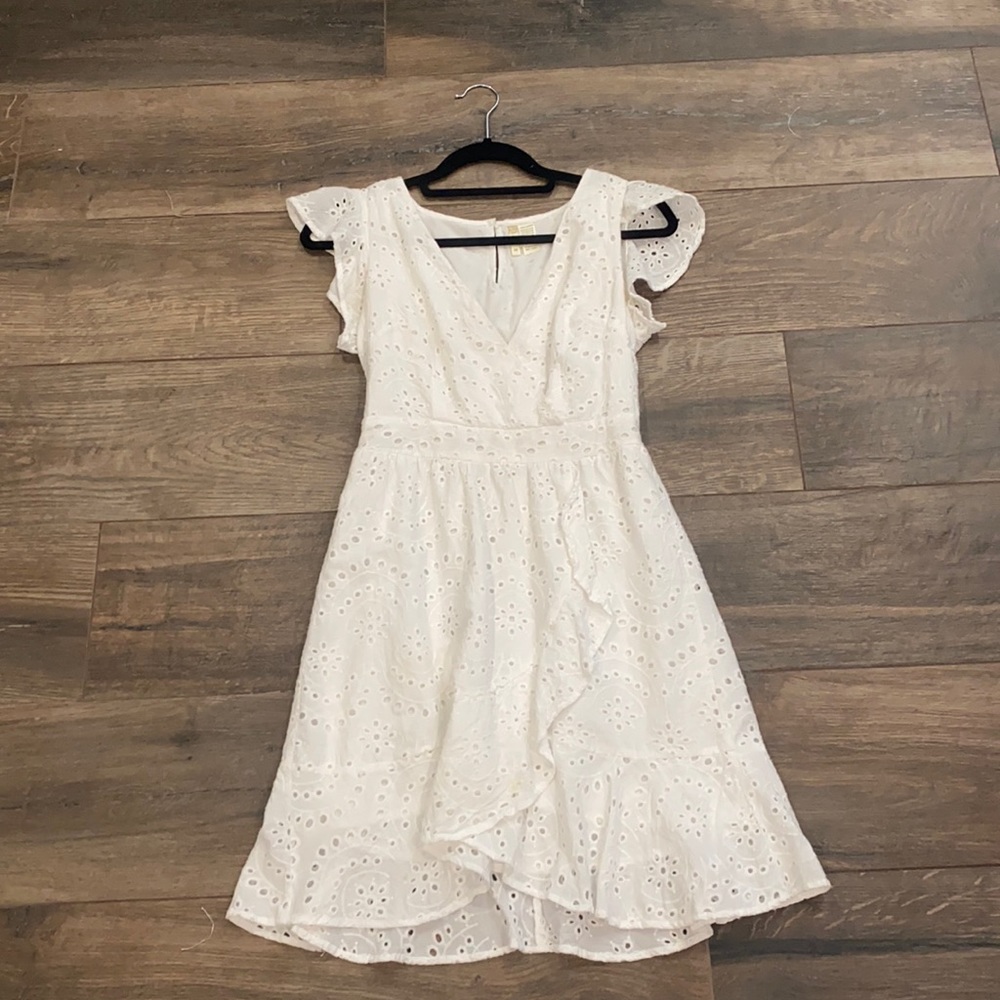 Women’s M beautiful white floral dress